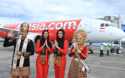 Duta Wisata Aceh bersama Pramugari Air Asia di Bandara SIM